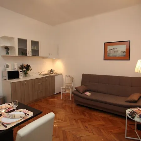 Vincent Apt. In Old Town Centre דירה *